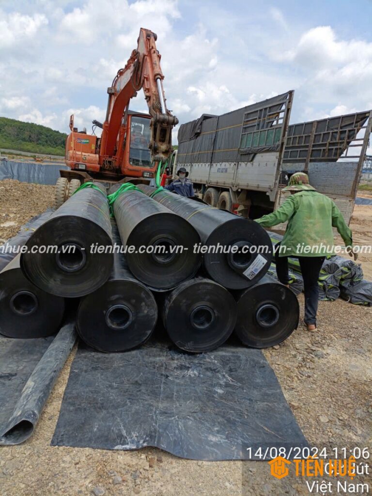 tiến hành trải màng chống thấm hdpe